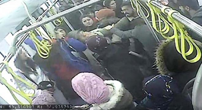 Otobüste iki genç kıza taciz şüphelisine dayak kamerada