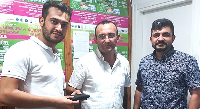 Otobüste unutulan döviz dolu cüzdanı İranlı turiste teslim etti