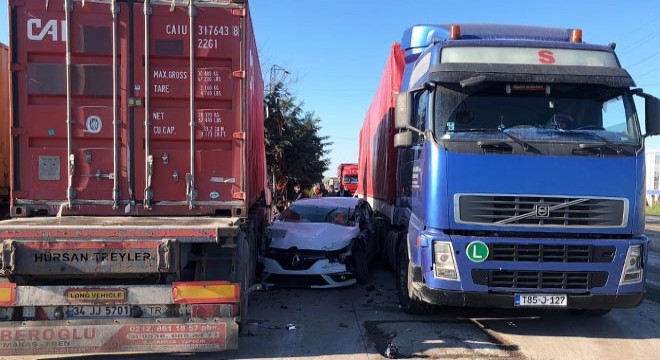 Otomobil, 2 TIR'ın arasına sıkıştı: 2  yaralı