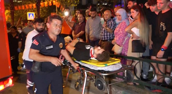 Otomobil 2 araca çarparak takla attı; 2 yaralı