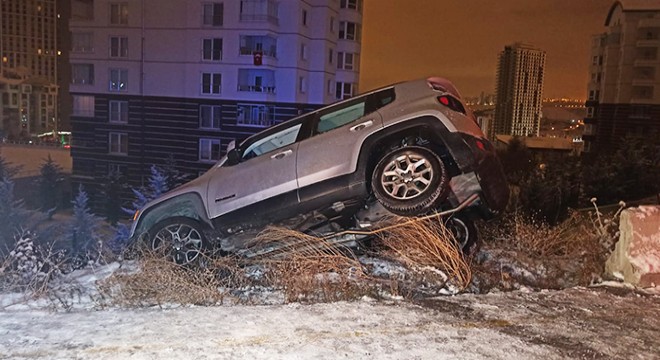 Otomobil, 30 metre yükseklikte asılı kaldı