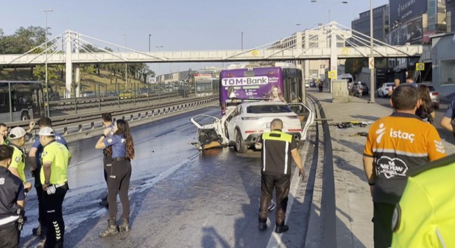 Otomobil, İETT otobüsüne çarptı: 3 ölü