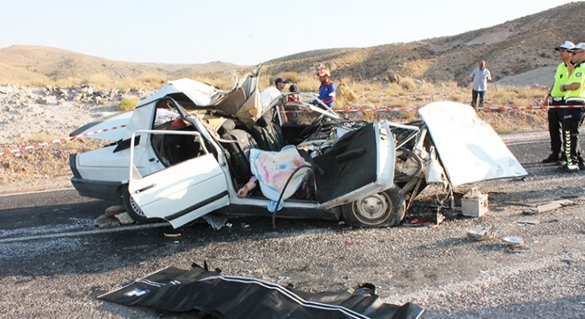 Otomobil TIR'a çarptı: 2 ölü, 3 yaralı