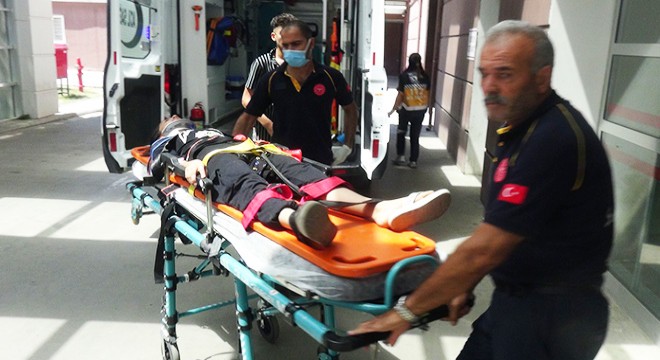 Otomobil, TIR'a çarptı: Aynı aileden 4 yaralı