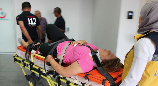 Otomobil, TIR'a çarptı: aynı aileden 5 kişi yaralandı