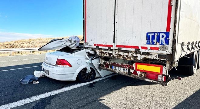 Otomobil TIR'ın altına girdi; 1 ölü, 2 yaralı