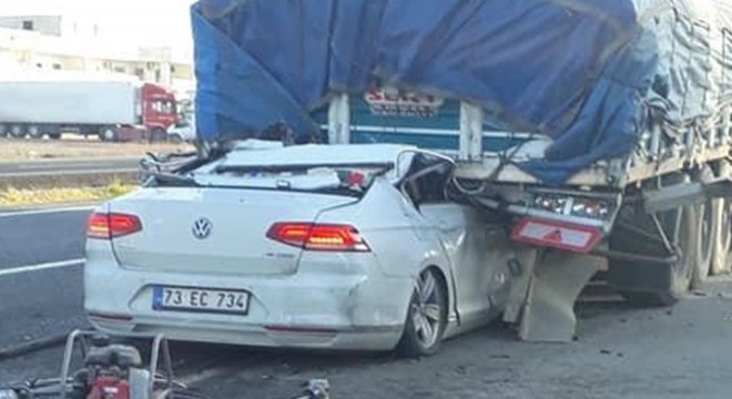 Otomobil, TIR'ın altına girdi: 1 ölü