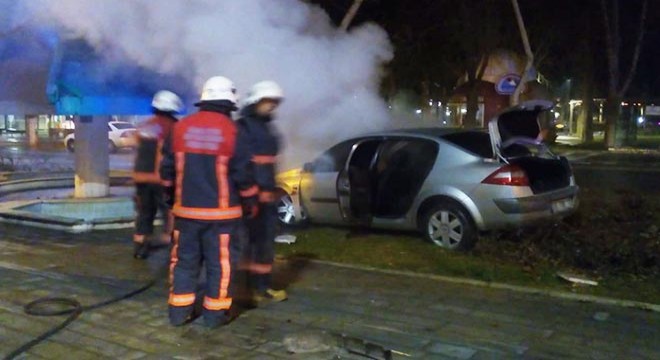 Otomobil, ağaca çarpıp yandı: 4 yaralı