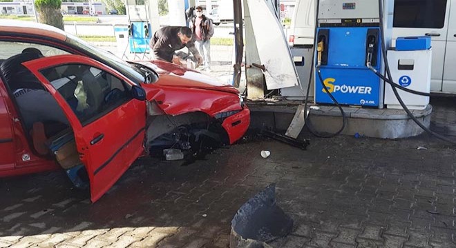 Otomobil, akaryakıt istasyonuna daldı: 2 yaralı