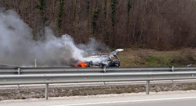 Otomobil alev alev yandı, uzun araç kuyruğu oluştu