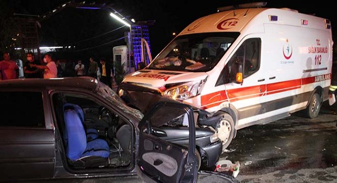 Otomobil, ambulansa çarptı: 1 ölü, 6 yaralı