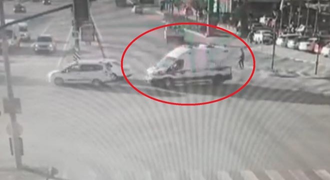 Otomobil, ambulansa yol veren halk otobüsüne çarptı