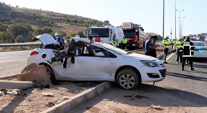 Otomobil, aydınlatma direğine çarptı: 1 ölü, 2 yaralı