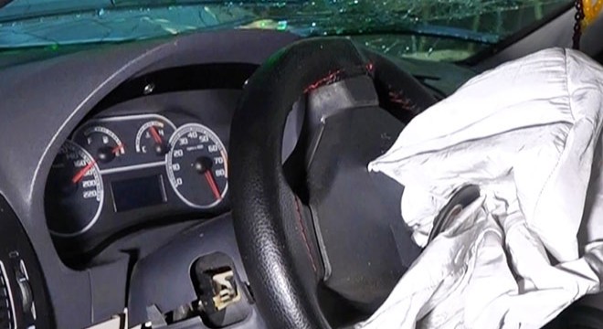 Otomobil aydınlatma direğini devirdi, hız ibresi 170'de kaldı