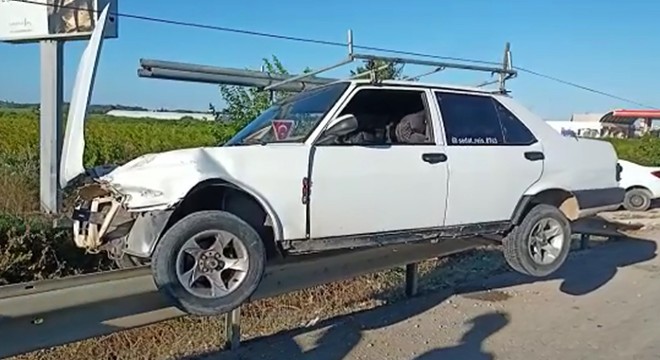 Otomobil bariyerde asılı kaldı