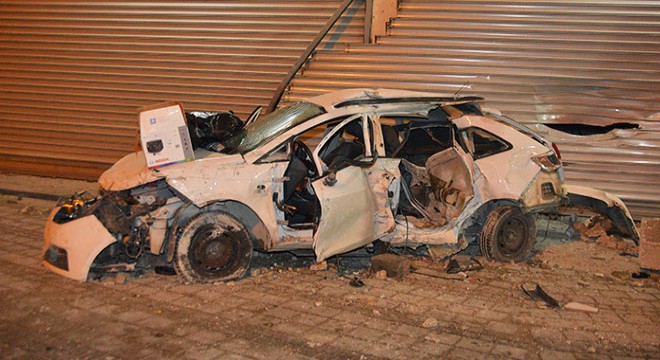Otomobil bariyeri yıkıp, iş yerine çarptı: 2 yaralı