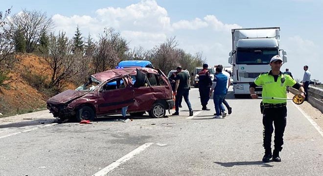 Otomobil bariyerlere çarpıp, takla attı: 1'i ağır, 3 yaralı