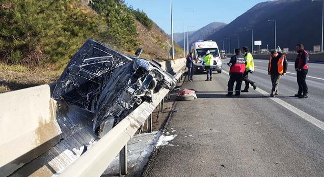Otomobil bariyerlerin üzerine çıktı: 1 yaralı
