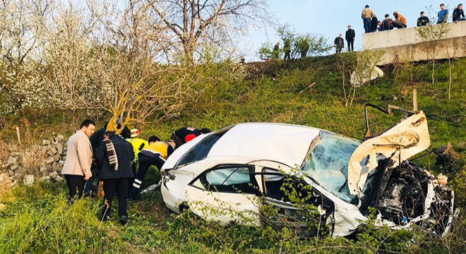 Otomobil boş araziye uçtu: 3 yaralı