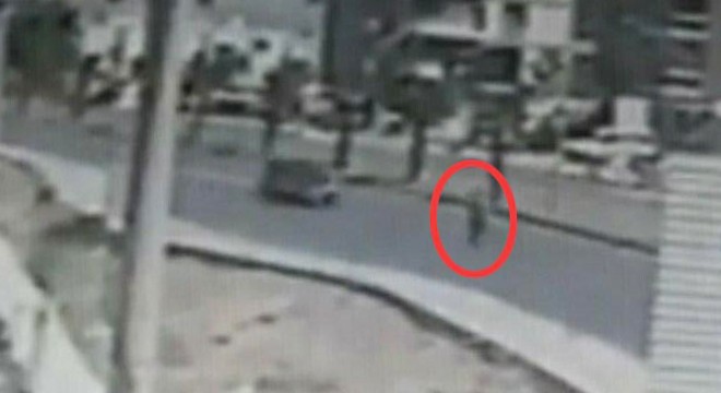Otomobil çarpan yayanın öldüğü kaza kamerada