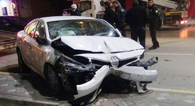 Otomobil çelik kapı dükkanına girdi