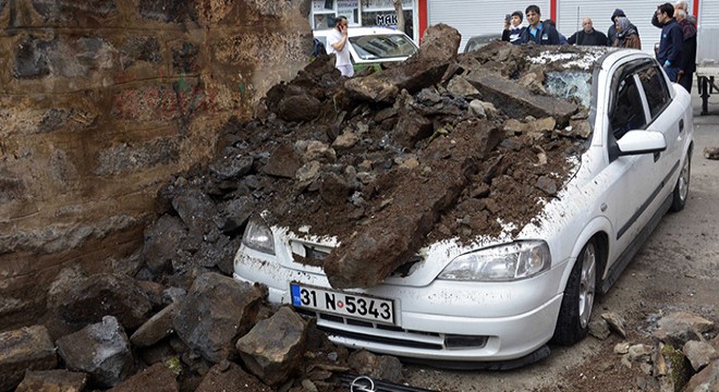 Otomobil, çöken duvarın altında kaldı