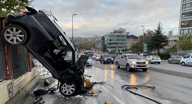 Otomobil demir parmaklıklarda askıda kaldı
