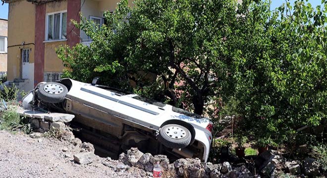 Otomobil evin bahçesinde devrildi: 1 yaralı