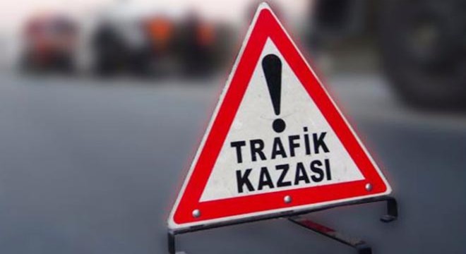 Otomobil, hafif ticari araca çarptı: 2 ölü, 1 yaralı