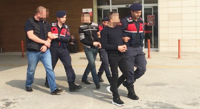 Otomobil içinde uyuşturucu ticaretine 3 gözaltı