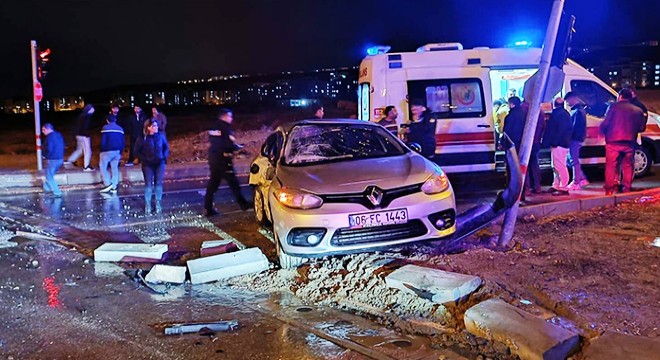 Otomobil ile TIR çarpıştı: 3 yaralı