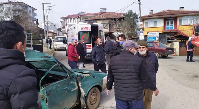 Otomobil ile beton mikseri çarpıştı: 3 yaralı