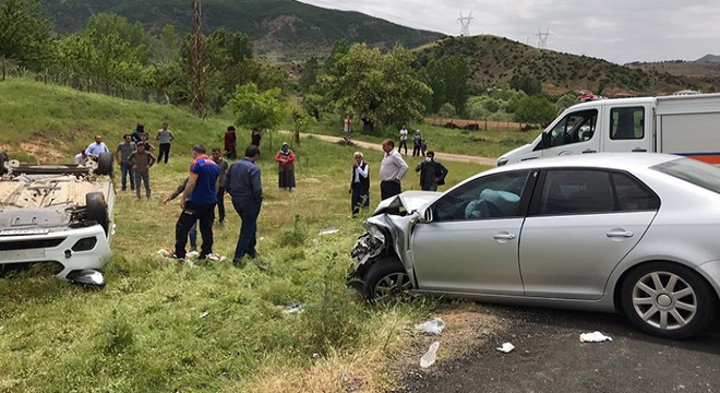 Otomobil ile çarpışan hafif ticari araç devrildi: 8 yaralı
