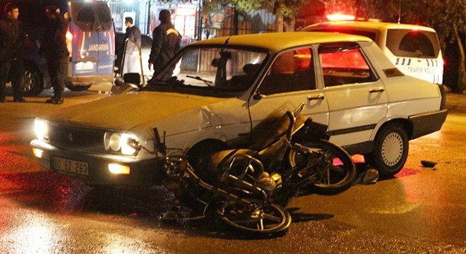 Otomobil ile çarpışan motosikletli, yaralandı