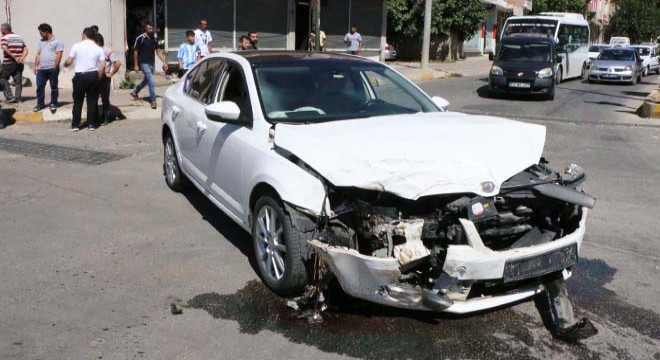 Otomobil ile hafif ticari araç çarpıştı: 2 yaralı