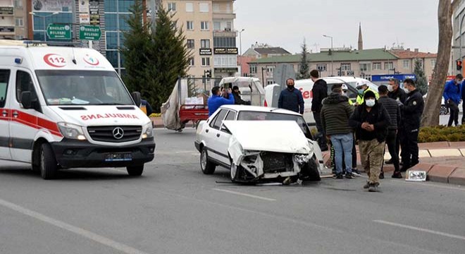 Otomobil ile hafif ticari araç çarpıştı: 5 yaralı