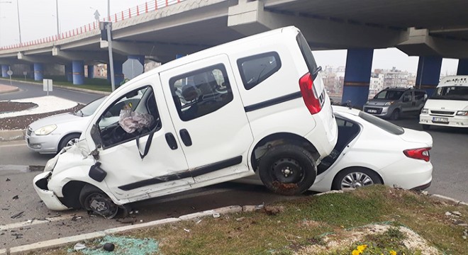 Otomobil ile hafif ticari araç çarpıştı: 6 yaralı