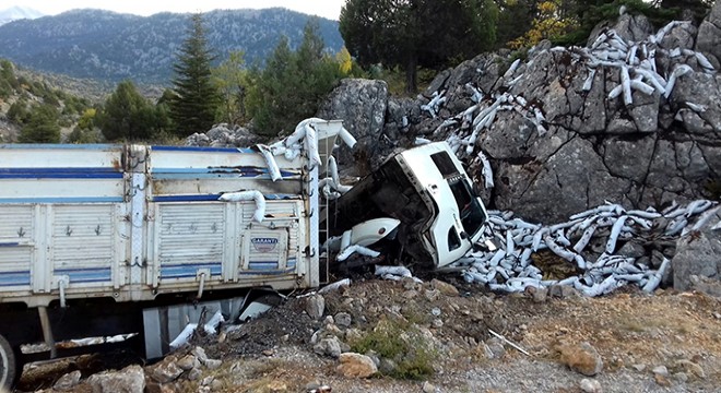 Otomobil ile kamyon çarpıştı: 1 ölü, 2 yaralı