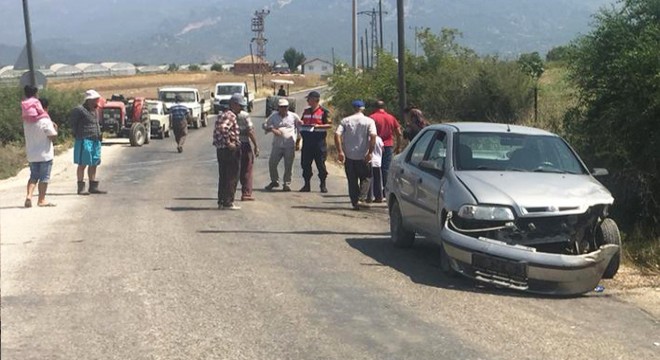 Otomobil ile kamyonet çarpıştı: 1'i çocuk 4 yaralı