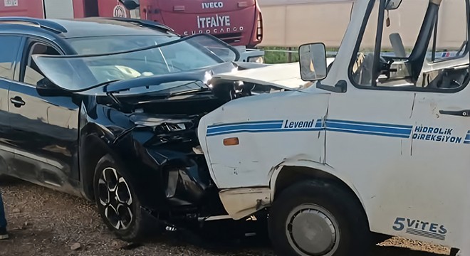 Otomobil ile kamyonet kafa kafaya çarpıştı; 3 yaralı