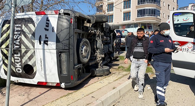 Otomobil ile okul servisi çarpıştı: 8'i öğrenci, 12 yaralı