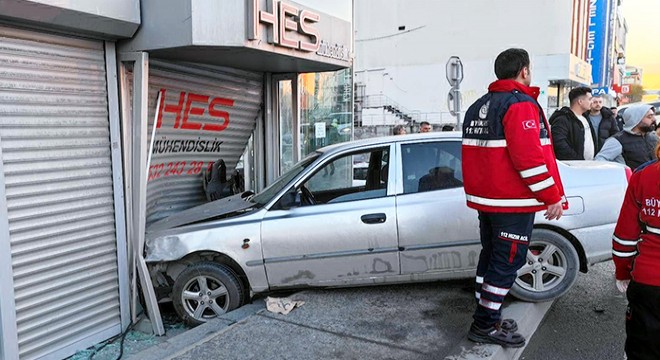 Otomobil iş yerine çarptı
