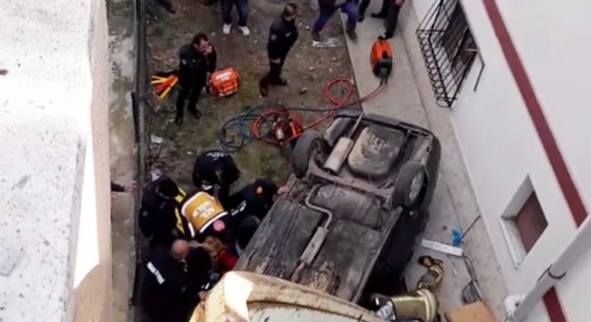 Otomobil istinat duvarından düştü: 2 yaralı