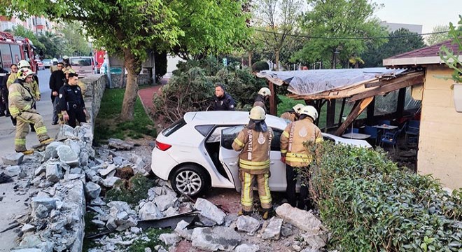 Otomobil kafenin bahçesine girdi: 1 ağır yaralı