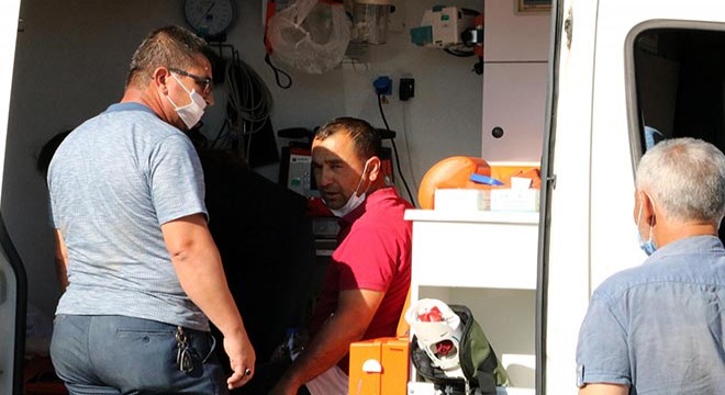 Otomobil kaldırımdaki yayalara çarptı: 3 yaralı