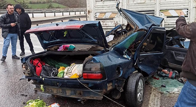 Otomobil kamyona çarptı: 2 ölü, 6 yaralı