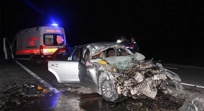 Otomobil kamyona çarptı; anne- baba ve 6 aylık bebekleri öldü