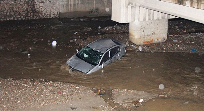 Otomobil köprüden dereye uçtu: 3 yaralı