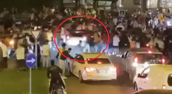Otomobil kutlama yapan taraftarların arasına daldı