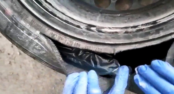 Otomobil lastiğinden 1 kilo kokain çıktı